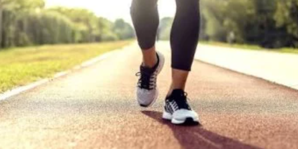 التوقف عن المشي بعد الأربعين.. ماذا يحدث للجسم؟