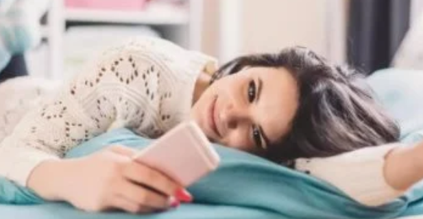 النوم بجوار الموبايل.. 5 مخاطر صحية وطرق لتجنبها